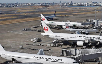 Siêu bão đổ bộ Nhật Bản, hàng trăm chuyến bay bị hoãn