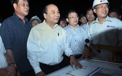 Thủ tướng Nguyễn Xuân Phúc thị sát công trình hầm Đèo Cả
