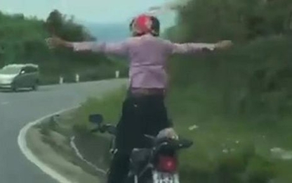 Hãi hùng ‘soái ca’ buông tay đứng trên xe máy đổ dốc, ôm cua
