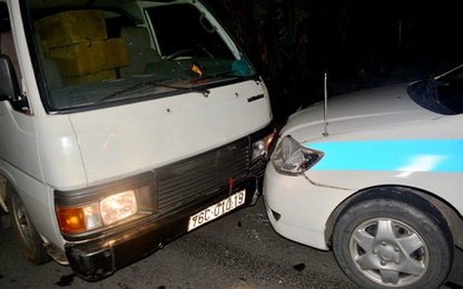 ​Chở gỗ lậu bị truy đuổi, xe khách tông vào xe CSGT