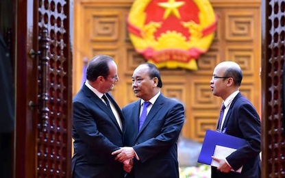 Thủ tướng Nguyễn Xuân Phúc tặng Tổng thống Pháp món quà gì?