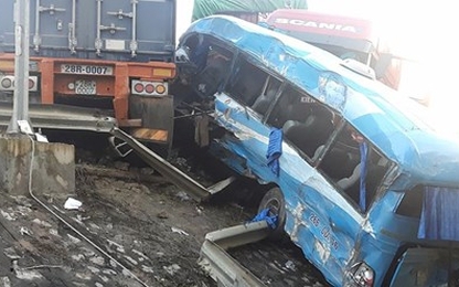 Tai nạn ô tô liên hoàn ở Hòa Bình, 6 người thương vong