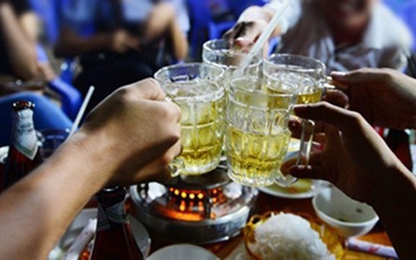 Độ tuổi uống rượu bia tại Việt Nam ngày càng trẻ hóa