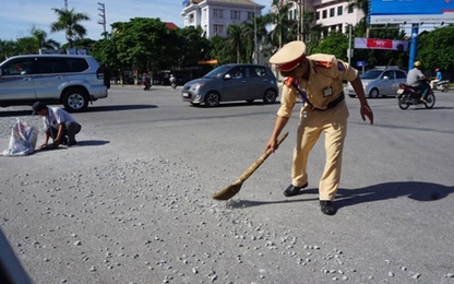 Trung úy CSGT cần mẫn quét đá rơi giữa trưa nắng gắt