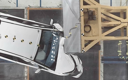 Toyota thực hiện thử nghiệm va chạm ở góc xiên trên xe Prius