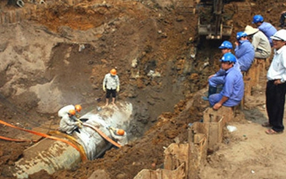 Đường ống dẫn nước sạch sông Đà vỡ lần thứ 19
