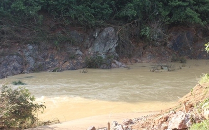 Lở núi ở Nghệ An:Phát hiện một số phần thi thể trôi dạt bờ suối