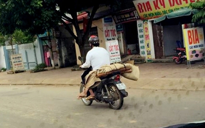 Quá nghèo, người đàn ông cuốn chiếu chở thi thể về nhà bằng xe máy