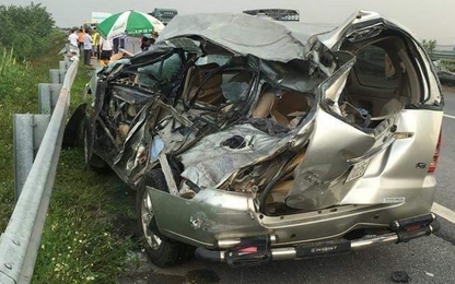 Xe tải tông Innova trên cao tốc Nội Bài–Lào Cai, 2 người chết tại chỗ