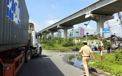 Nam thanh niên bị container cán đứt người