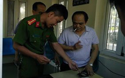 "Nhà báo" say rượu phi xe vào UBND tỉnh Thanh Hóa bị phạt 17 triệu