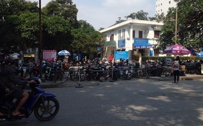 Chưa đóng cửa bãi trông giữ xe Bệnh viện Bạch Mai