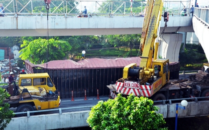 Xe container lật ngang cầu trung tâm ở Sài Gòn