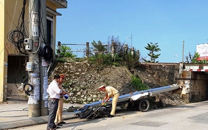 Phanh gấp tránh ô tô bị tôn chở trên xe đè chết