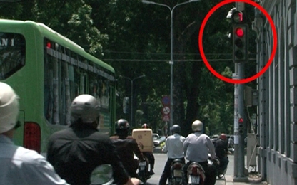 Đèn đỏ rẽ phải bị phạt: Việt Nam lại ngược thế giới