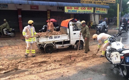 CSGT Tân Sơn Nhất đội mưa xúc, quét bùn cát ngập đường