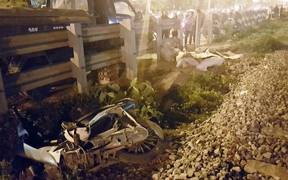 Tàu hỏa đâm xe máy ở Thanh Trì, 2 người tử vong