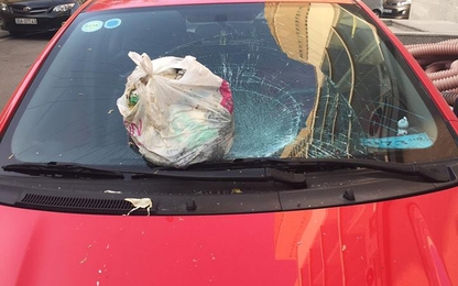 Túi rác từ trên chung cư bay xuống làm vỡ kính chắn gió Toyota Yaris