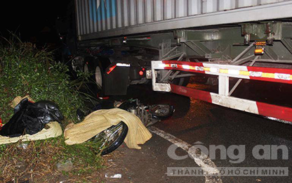Xe container cán chết 2 phụ nữ trên đường phố Sài Gòn