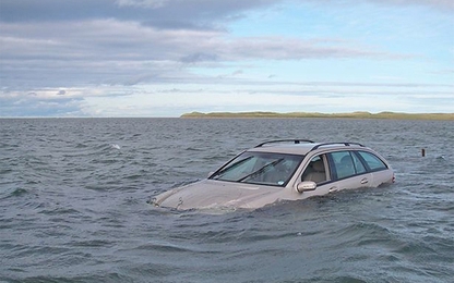 Hy hữu: Taxi lênh đênh giữa biển vì tài xế cố đấm ăn xôi