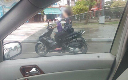 Thót tim bé trai lái xe máy chở theo một cô gái không đội MBH
