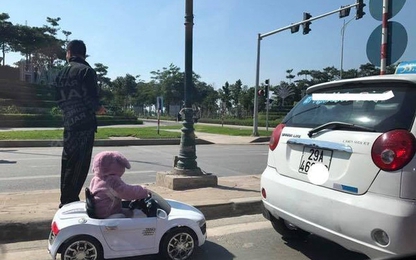Bàng hoàng ông bố ngang nhiên cho con lái ô tô đồ chơi giữa đường