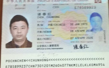 Khách Trung Quốc ăn cắp tiền giấu vào túi nôn trên máy bay