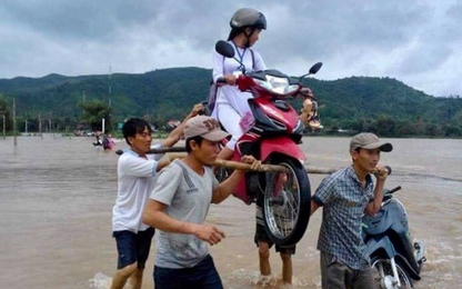 4 thanh niên khiêng nữ sinh cùng xe máy qua nước lũ gây sốt MXH