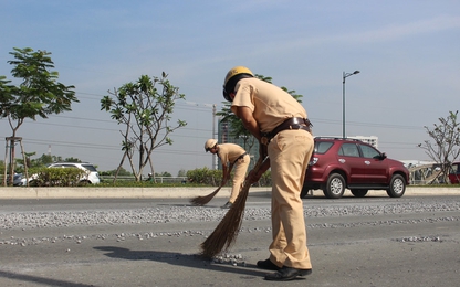 CSGT Sài Gòn đội nắng quét đá rơi trên đại lộ