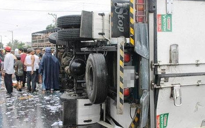 Hàng chục người gom hàng giúp tài xế xe tải bị nạn