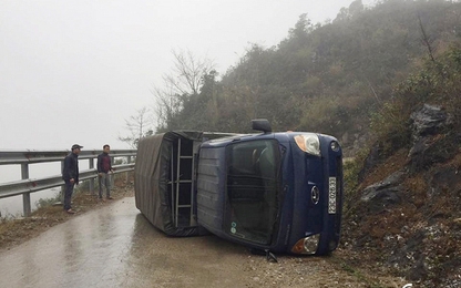 Hà Giang: Hàng chục tài xế hợp sức cứu chiếc xe tải bị lật
