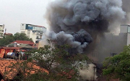 Hà Nội: Hai ngôi nhà trên phố cổ bị lửa thiêu rụi