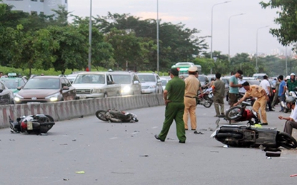 Ôtô 4 chỗ tông gần chục xe máy ở Sài Gòn