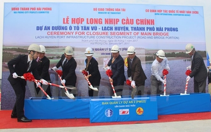 Hợp long nhịp cầu chính của dự án đường ôtô Tân Vũ-Lạch Huyện
