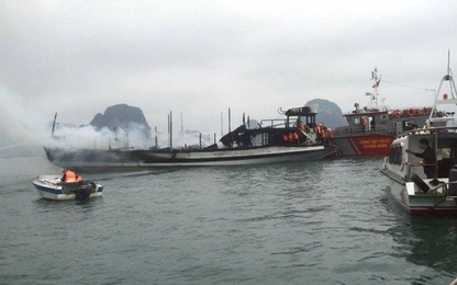 Tàu du lịch chở 14 khách nước ngoài cháy dữ dội trên vịnh Hạ Long