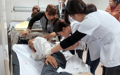 Lật xe giường nằm về Thanh Hóa, cấp cứu 14 người