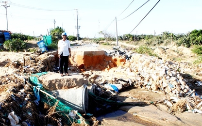 Hơn 200 hộ dân Ninh Thuận khổ sở vì mất đường sau lũ