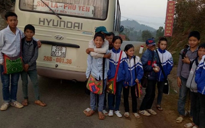 Tài xế xe khách đưa trẻ em đi học miễn phí trên đường đèo dốc