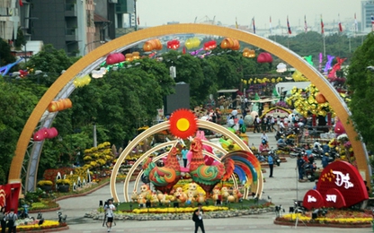 Cảnh sát mật phục giữ an ninh đường hoa Nguyễn Huệ