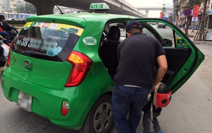 Taxi truyền thống và Uber, Grab đua 'chê' khách ngày Tết