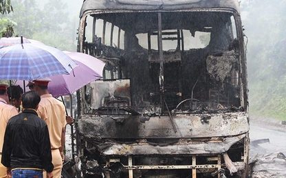 Xe khách cháy rụi trên đường Hồ Chí Minh, 7 người thoát chết