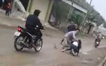 Clip:Thiếu nữ gào khóc vì bị nhóm thanh niên đi xe máy "bắt vợ"