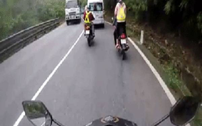 Clip: Nữ phượt thủ "diễn xiếc" trên xe máy khi đổ đèo Bảo Lộc