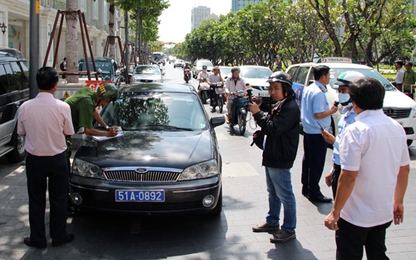 Hàng loạt ôtô biển xanh đậu trên vỉa hè Sài Gòn bị xử phạt