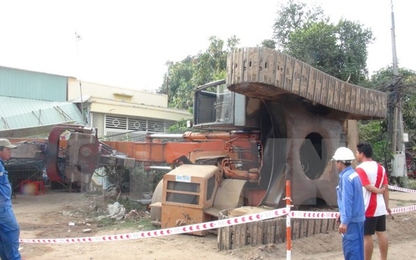 Xe cẩu hơn 50 tấn bất ngờ lật nhào vào nhà dân ở Đồng Tháp
