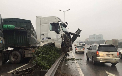 Tai nạn liên tiếp, container treo lơ lửng trên thành cầu Thanh Trì