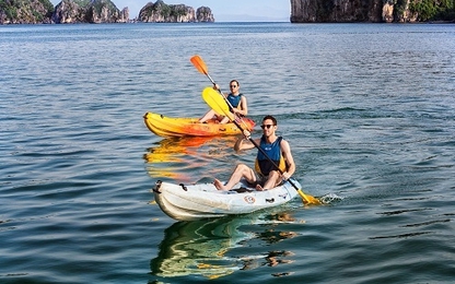 Quảng Ninh dừng dịch vụ chèo kayak trên vịnh Hạ Long