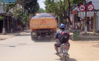 Quảng Ngãi: Xe quá tải mặc sức lộng hành trong thành phố ​