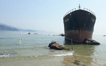 Trục vớt 'tàu ma' nghìn tấn mắc cạn ở biển Đà Nẵng