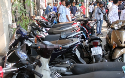 Hàng loạt điểm giữ xe trên vỉa hè Sài Gòn bị thu giấy phép